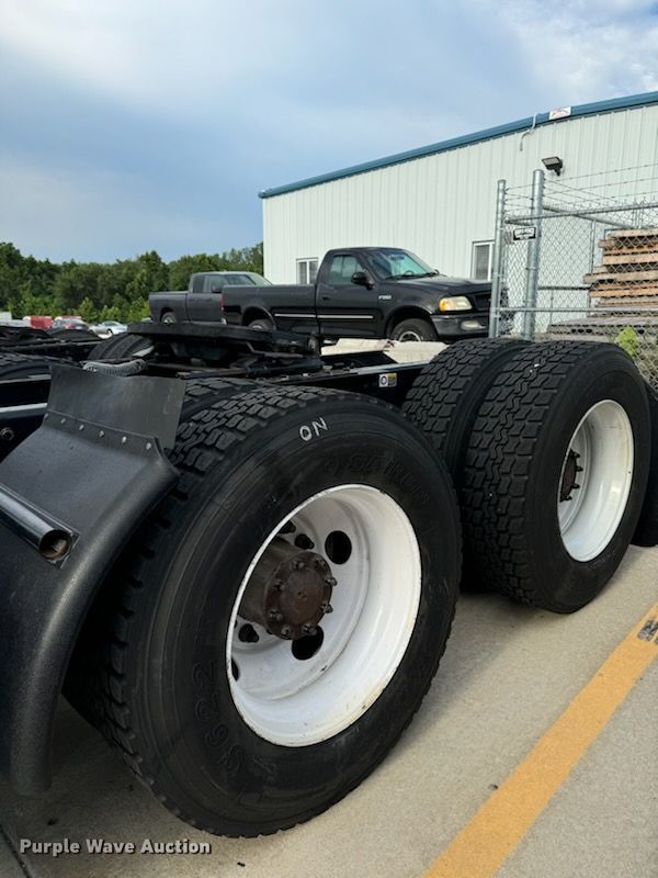 image for item EJ6410 2013 Kenworth  T660 semi truck