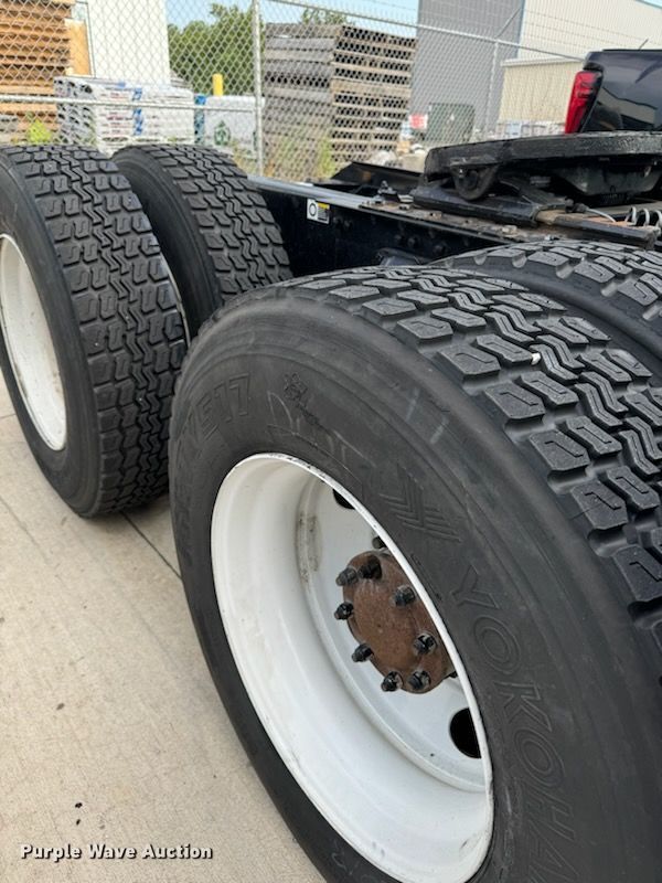 image for item EJ6410 2013 Kenworth  T660 semi truck