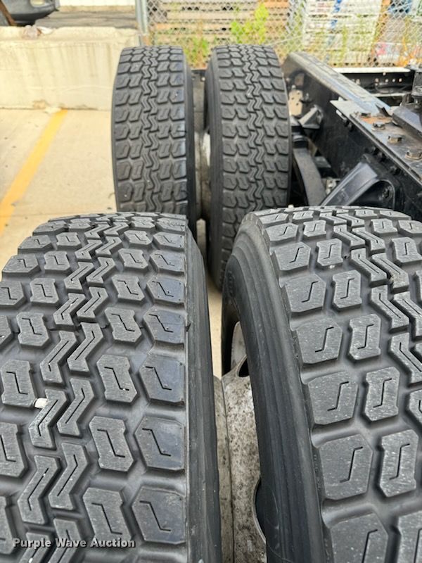 image for item EJ6410 2013 Kenworth  T660 semi truck