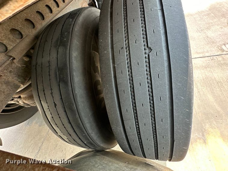 image for item EJ6413 1999 Fruehauf  dry van trailer