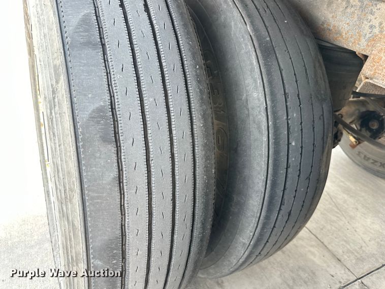 image for item EJ6413 1999 Fruehauf  dry van trailer