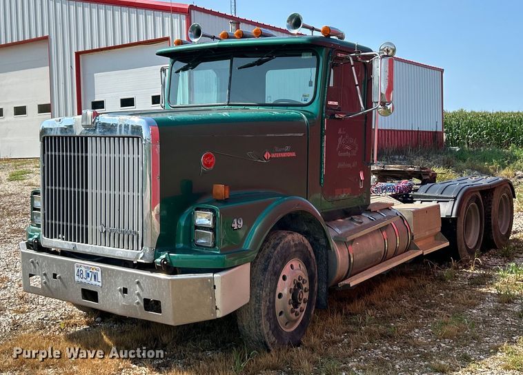 image for item EK3024 1990 International  9300 semi truck