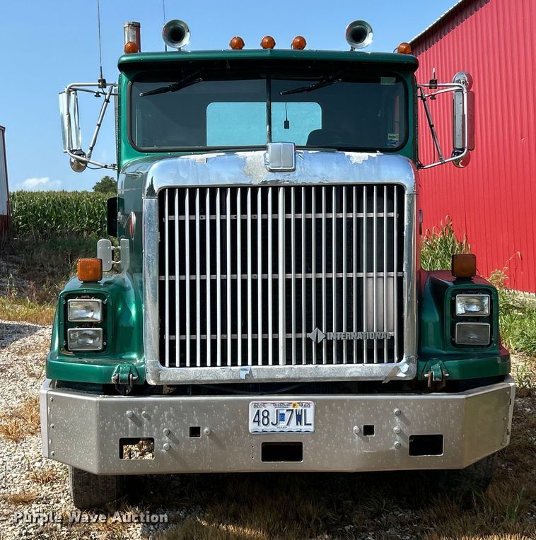 image for item EK3024 1990 International  9300 semi truck