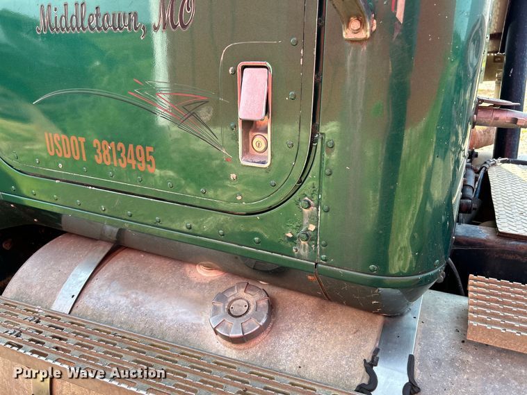 image for item EK3024 1990 International  9300 semi truck