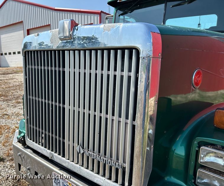 image for item EK3024 1990 International  9300 semi truck