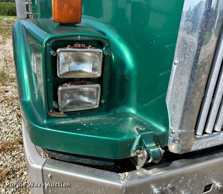 image for item EK3024 1990 International  9300 semi truck