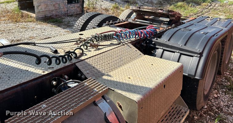 image for item EK3024 1990 International  9300 semi truck