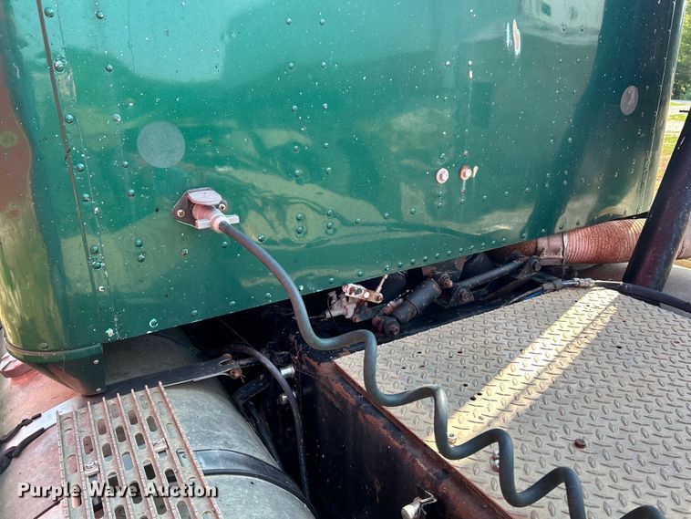 image for item EK3024 1990 International  9300 semi truck