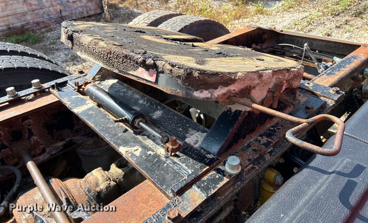 image for item EK3024 1990 International  9300 semi truck