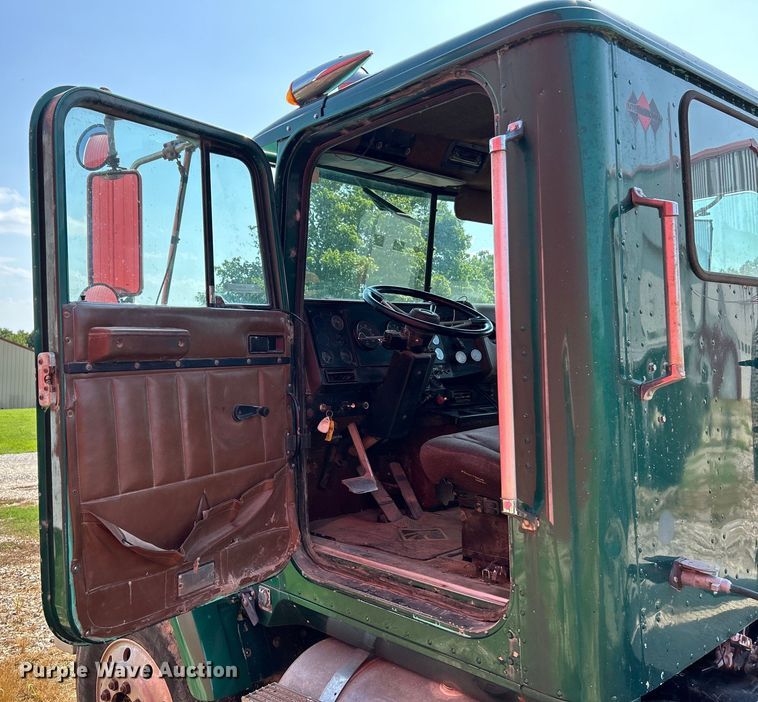 image for item EK3024 1990 International  9300 semi truck