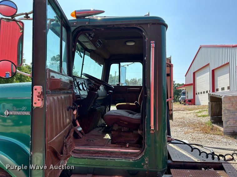 image for item EK3024 1990 International  9300 semi truck