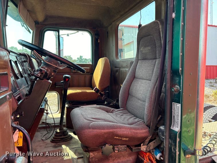 image for item EK3024 1990 International  9300 semi truck