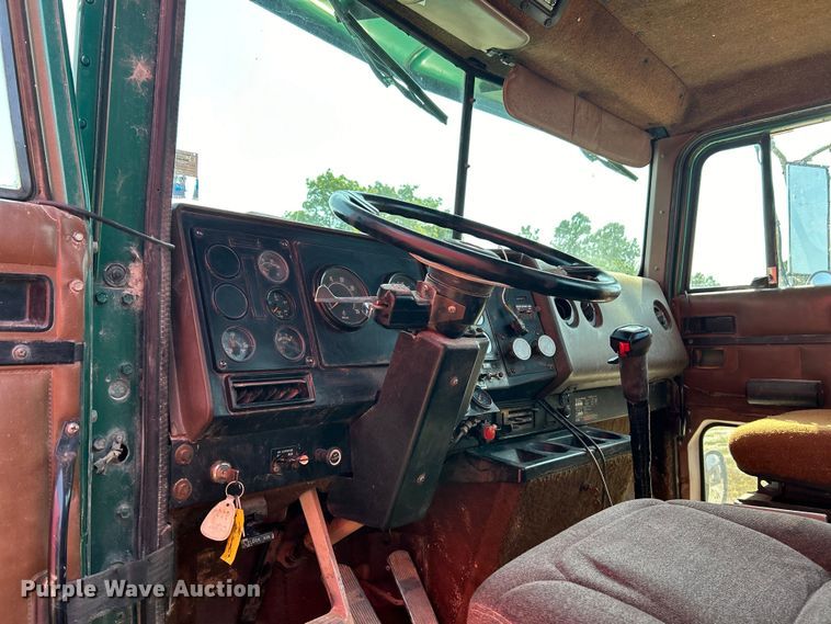 image for item EK3024 1990 International  9300 semi truck