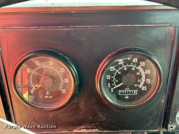 image for item EK3024 1990 International  9300 semi truck