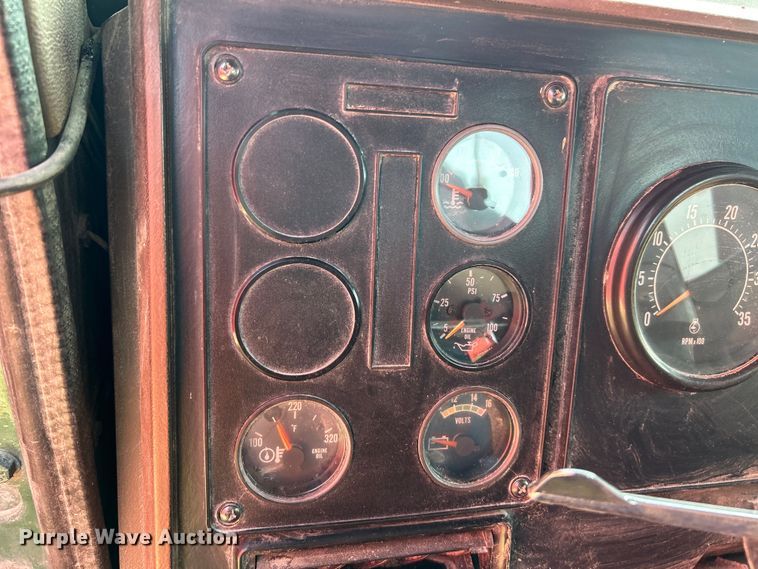 image for item EK3024 1990 International  9300 semi truck