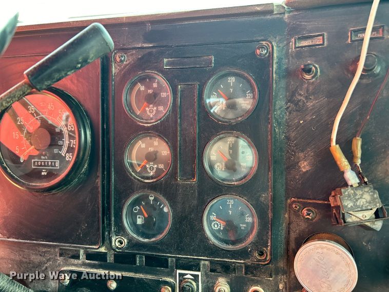 image for item EK3024 1990 International  9300 semi truck