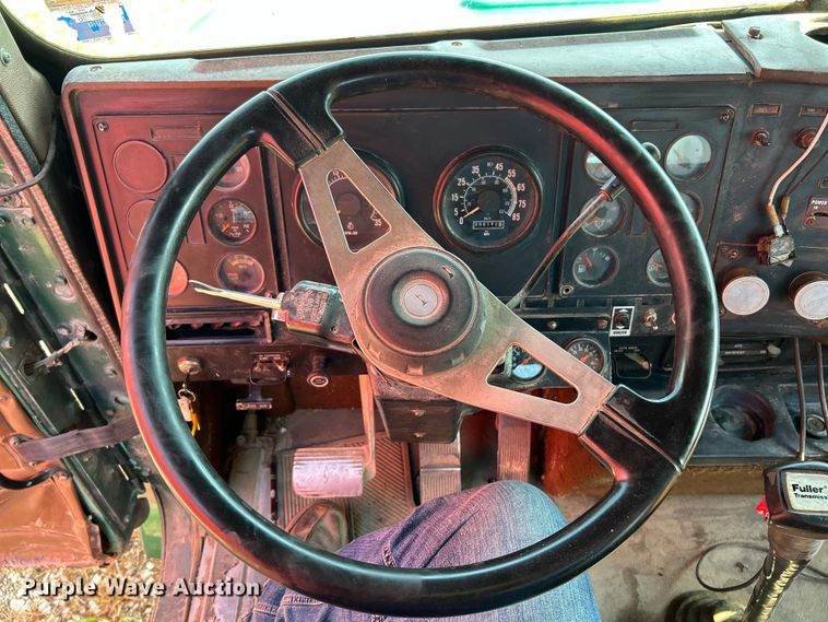 image for item EK3024 1990 International  9300 semi truck