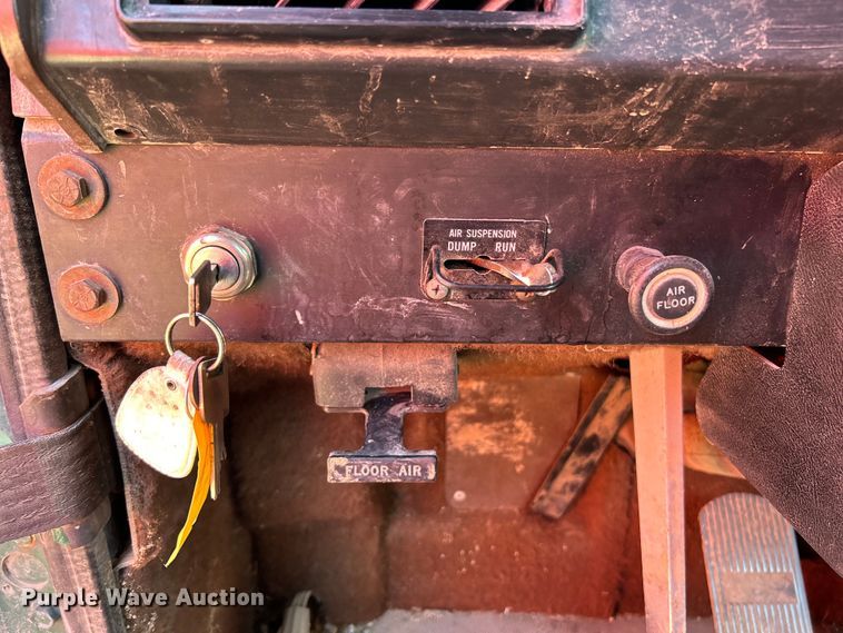 image for item EK3024 1990 International  9300 semi truck