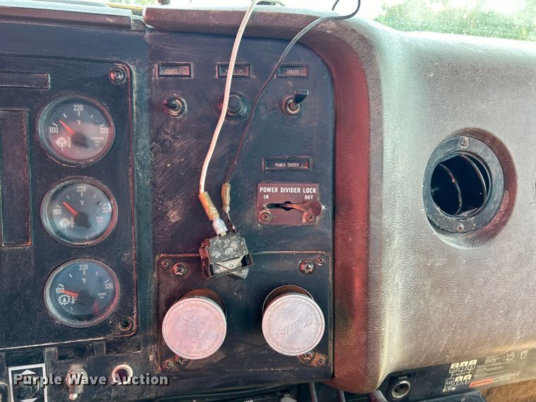 image for item EK3024 1990 International  9300 semi truck