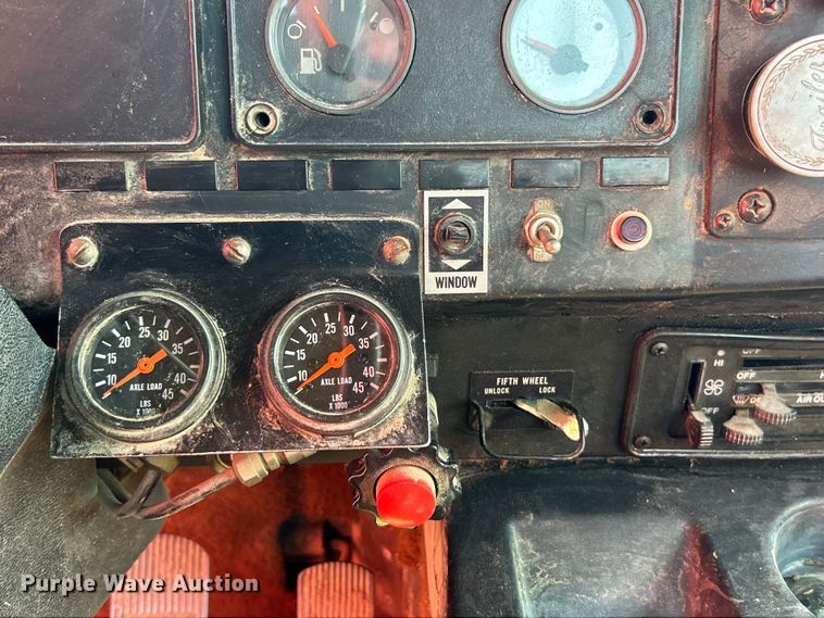 image for item EK3024 1990 International  9300 semi truck