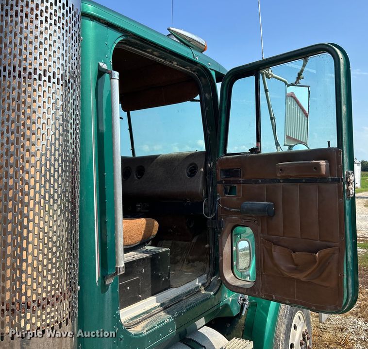 image for item EK3024 1990 International  9300 semi truck