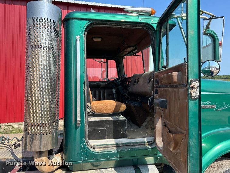 image for item EK3024 1990 International  9300 semi truck