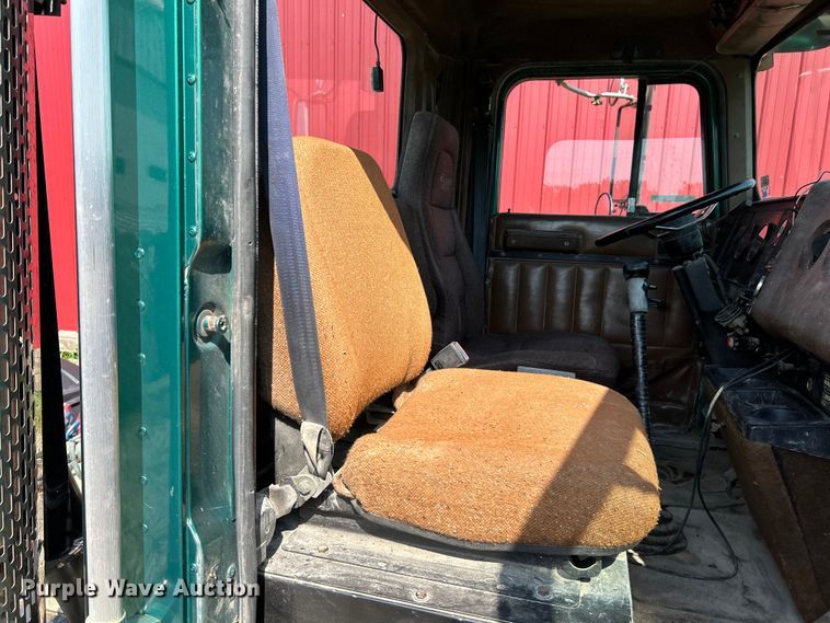 image for item EK3024 1990 International  9300 semi truck