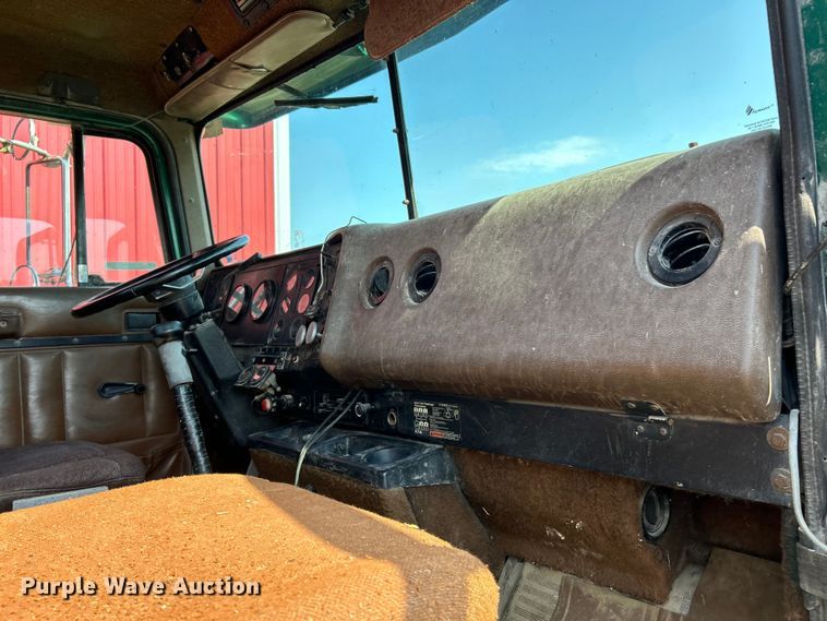 image for item EK3024 1990 International  9300 semi truck