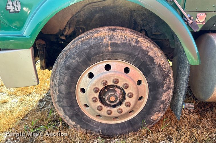 image for item EK3024 1990 International  9300 semi truck