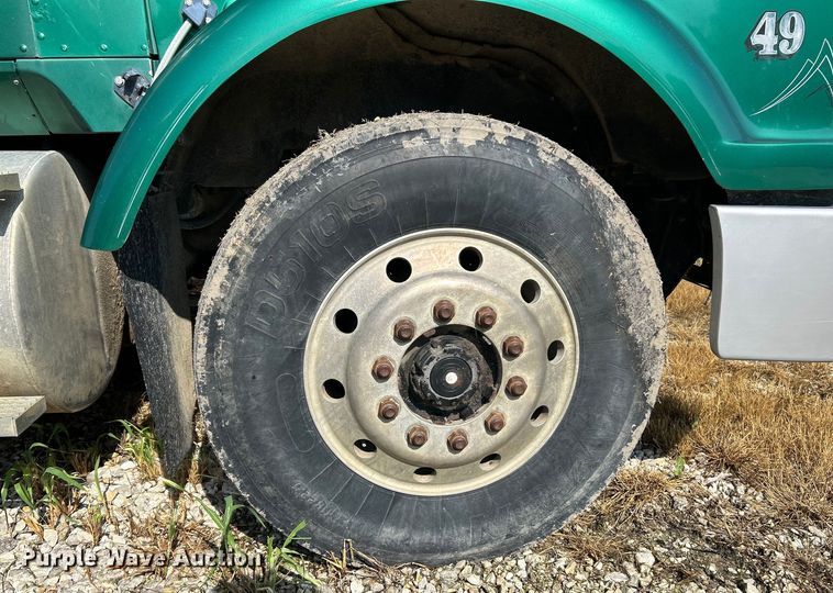 image for item EK3024 1990 International  9300 semi truck