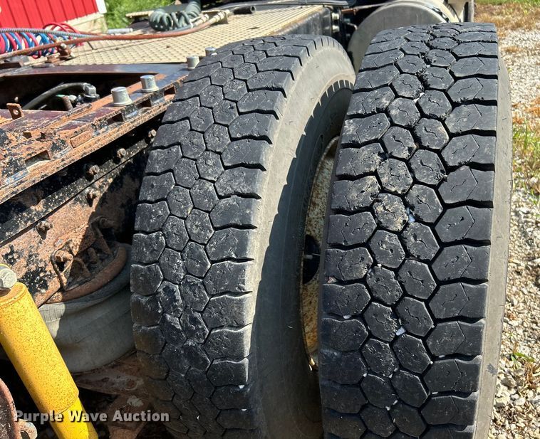 image for item EK3024 1990 International  9300 semi truck