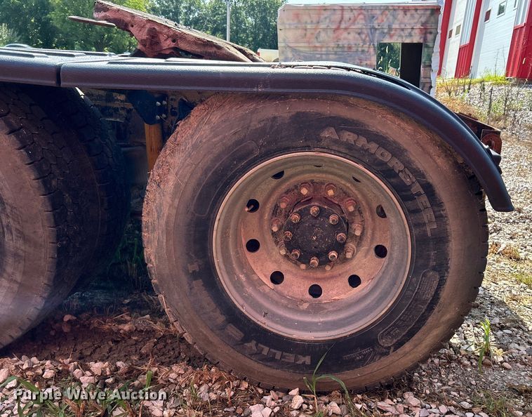 image for item EK3024 1990 International  9300 semi truck