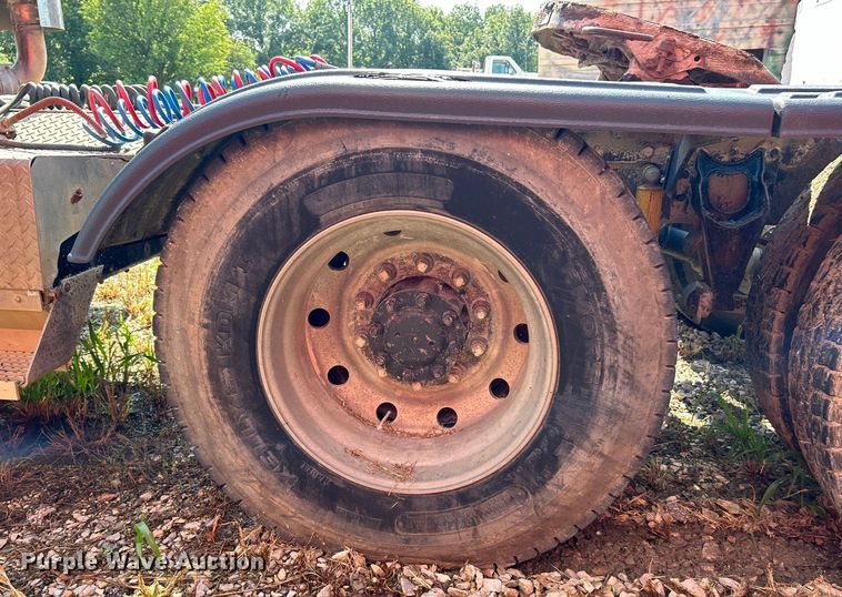 image for item EK3024 1990 International  9300 semi truck