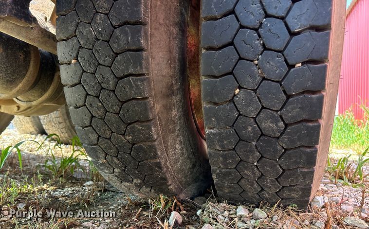 image for item EK3024 1990 International  9300 semi truck