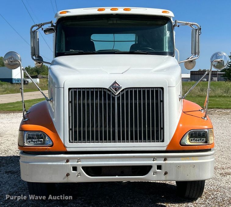 image for item EK4886 2005 International  9400i semi truck