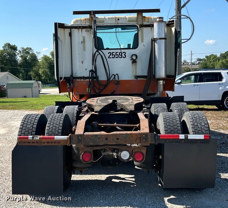 image for item EK4886 2005 International  9400i semi truck