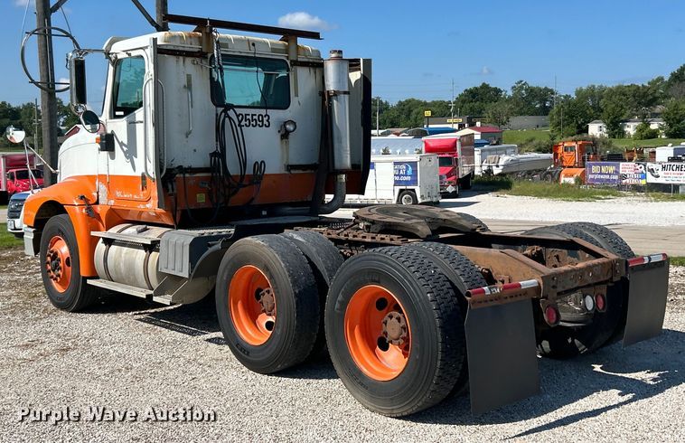 image for item EK4886 2005 International  9400i semi truck