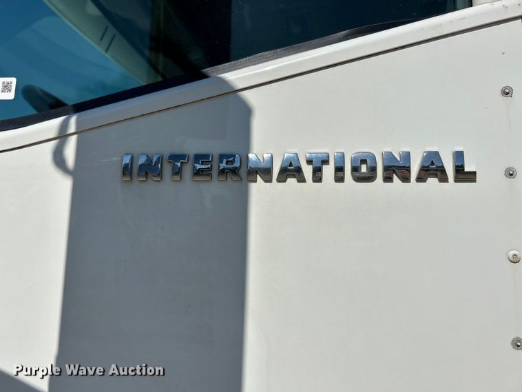 image for item EK4886 2005 International  9400i semi truck