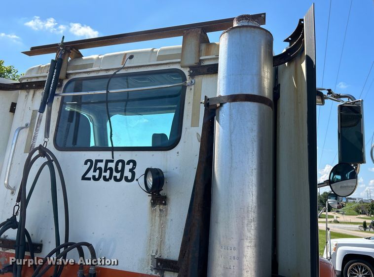 image for item EK4886 2005 International  9400i semi truck