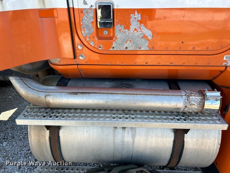 image for item EK4886 2005 International  9400i semi truck