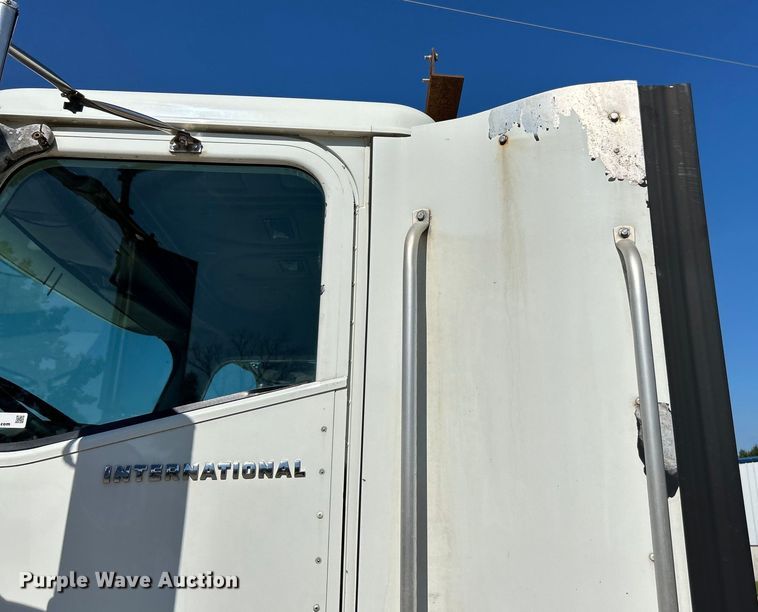image for item EK4886 2005 International  9400i semi truck