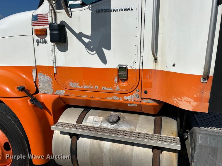image for item EK4886 2005 International  9400i semi truck