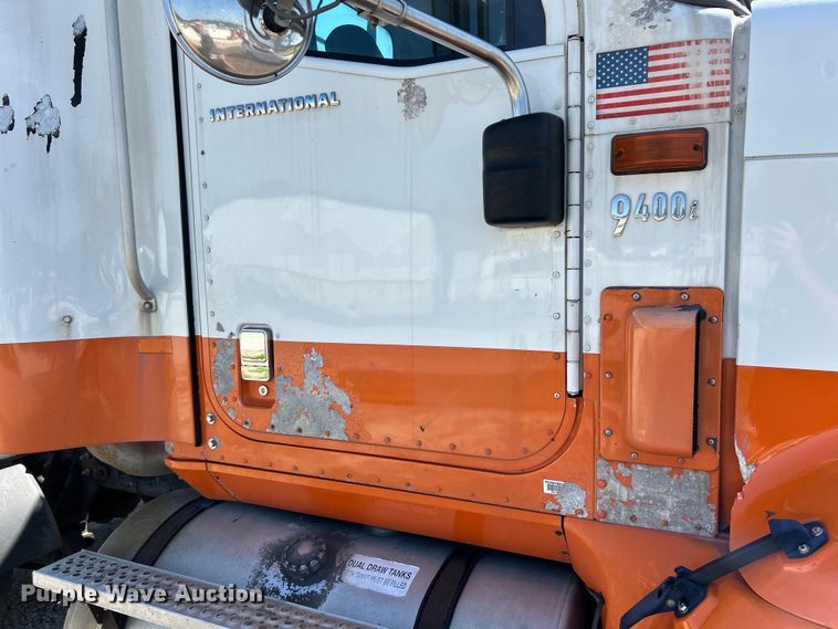 image for item EK4886 2005 International  9400i semi truck
