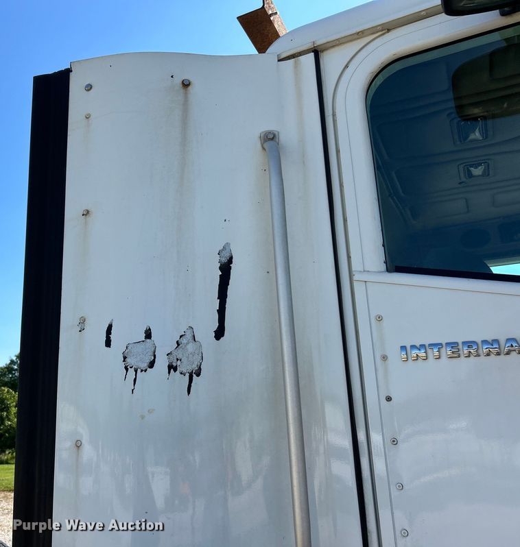 image for item EK4886 2005 International  9400i semi truck