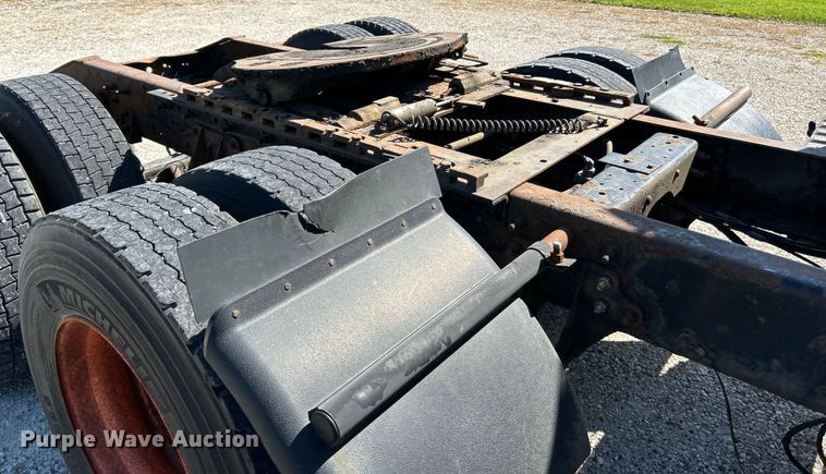 image for item EK4886 2005 International  9400i semi truck