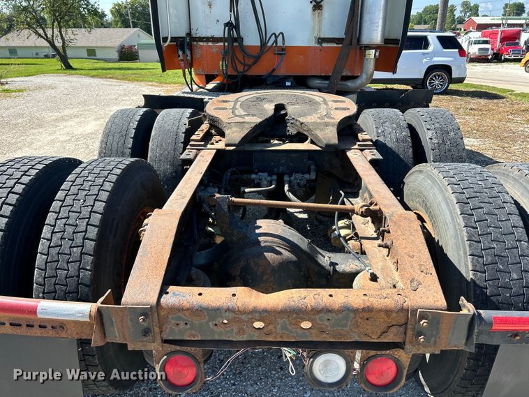 image for item EK4886 2005 International  9400i semi truck