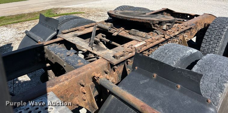 image for item EK4886 2005 International  9400i semi truck