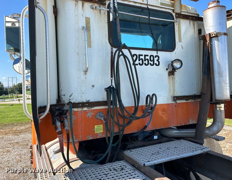 image for item EK4886 2005 International  9400i semi truck