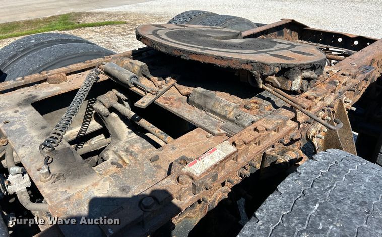 image for item EK4886 2005 International  9400i semi truck