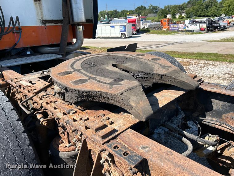 image for item EK4886 2005 International  9400i semi truck